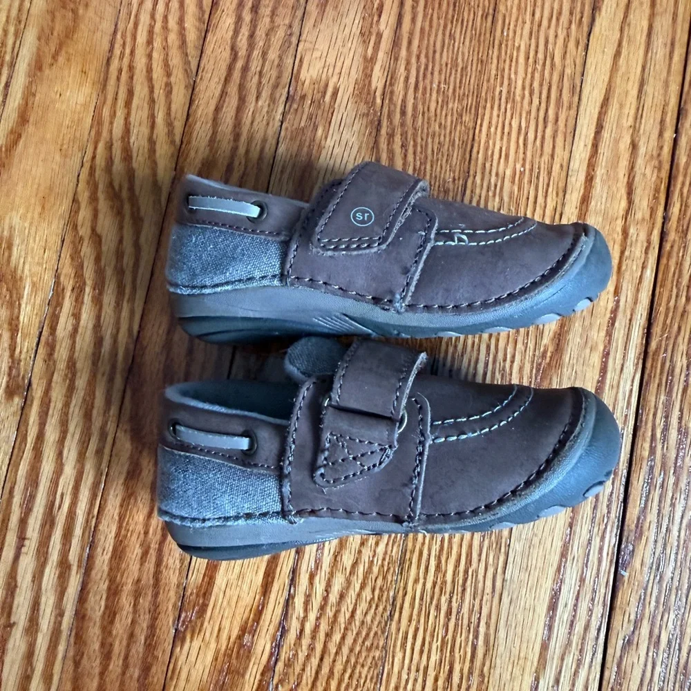 Stride Rite (Wally) Brown Kids Shoes with Velcro Strap size 6